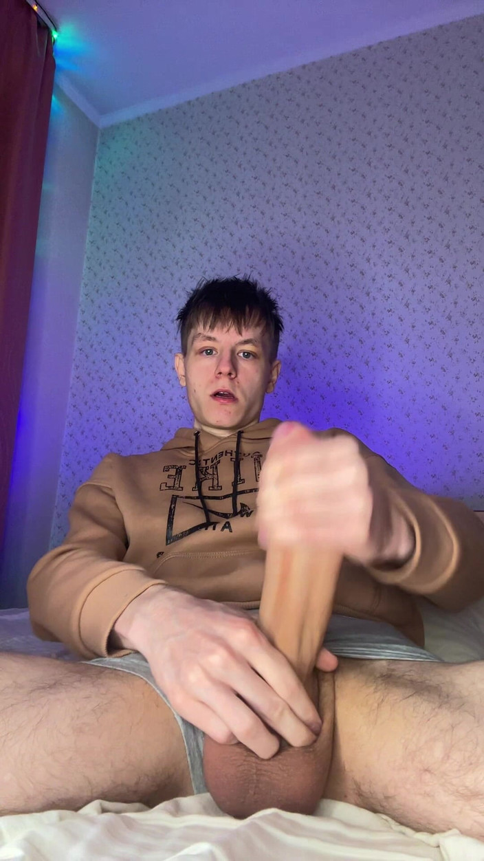 Morflot24: Chudy twink z gigantycznym kutasem potrzebuje poważnej ulgi