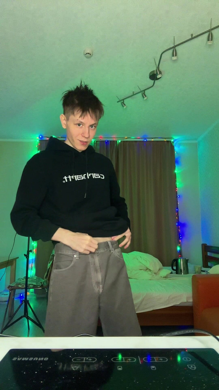 Morflot24: Посмотри, сколько спермы может брызгать этот голодный твинк