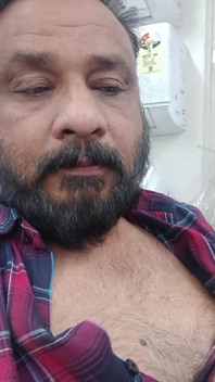 Un Oncle Timide Montre Ses Seins Pendant Un Appel Vidéo