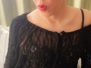 Serina SissyBitch: Serina yang memakai pakaian girly dewasa yang cantik menunjukkan batang...