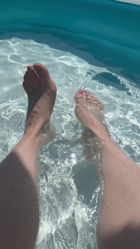 Solo jogo de pé na piscina