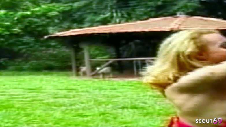 Shemale TS Collection: Blonda Transsexuală este futută în secret în pădure în curul ei strâmt