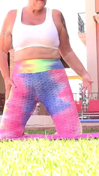 Auntjudys - Busty GILF Raz - Sexy venkovní cvičení