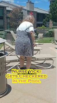 Hemşire Vicki havuza dama giyiyor