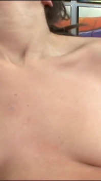 Když vyrůstala, stala se dospělou a Courtney James děvka s malými přírodními kozami roztahuje nohy, aby si užila svou kundičku