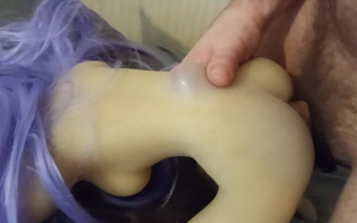 Uhri: Asijská mini sexdoll je ošukána