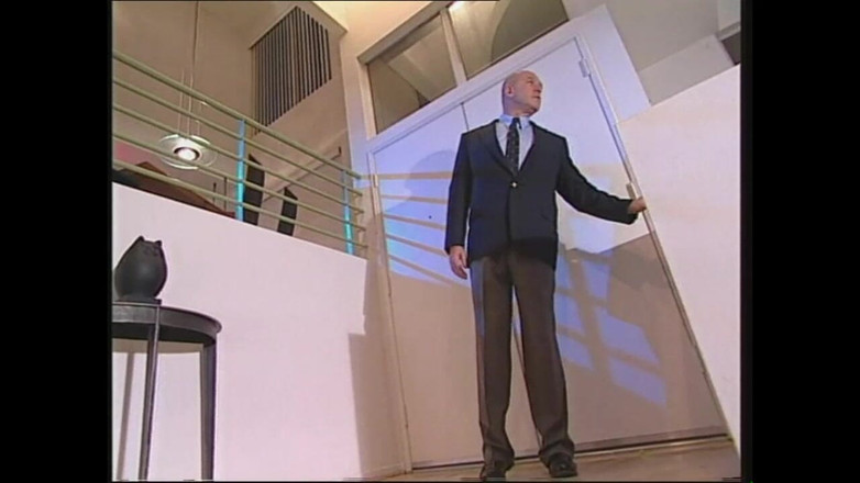 Muschi movie official: Schöne schlampen in einem gebäude von großen schwänzen gefickt