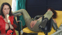 Rubber & Clinic Studio - 1ATOYS: Perverzní vanilkový krémový klystýr