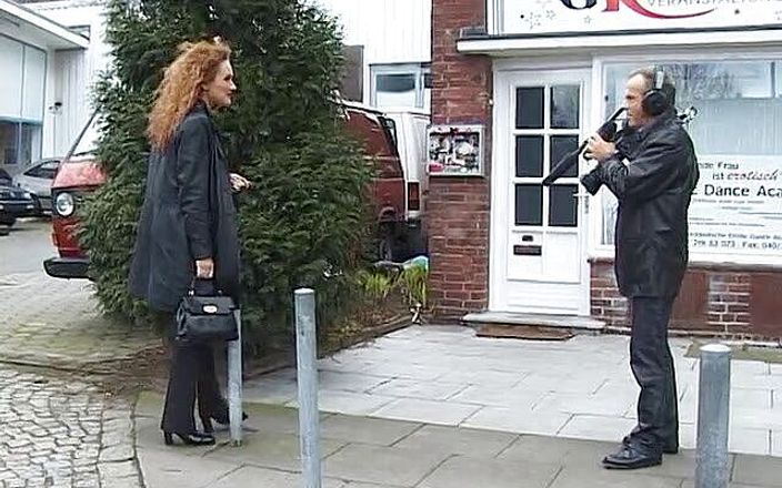 Lucky Cooch: Elegancka brunetka przeprowadziła wywiad na ulicy w zabytkowym niemieckim filmie