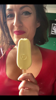 Se você pode comer uma magnum branca sem ficar duro ... Você claramente não viu meu clipe ainda