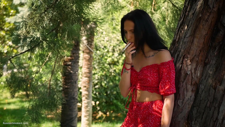 Russian Smokers: Baştan çıkarıcı Rus güzel kadın açık havada ince sigara içiyor