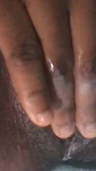 Quente beleza negra goza em um momento privado de solo íntimo