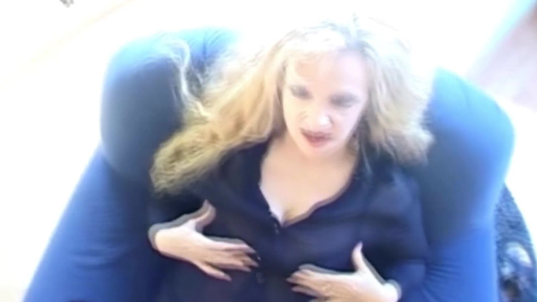 Filles Francaises: Esta zorra rubia francesa tiene una gran carga de coño...