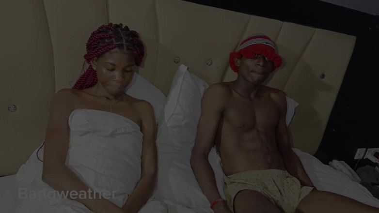 Bangweather: Pequeña con curvas tomando una enorme polla