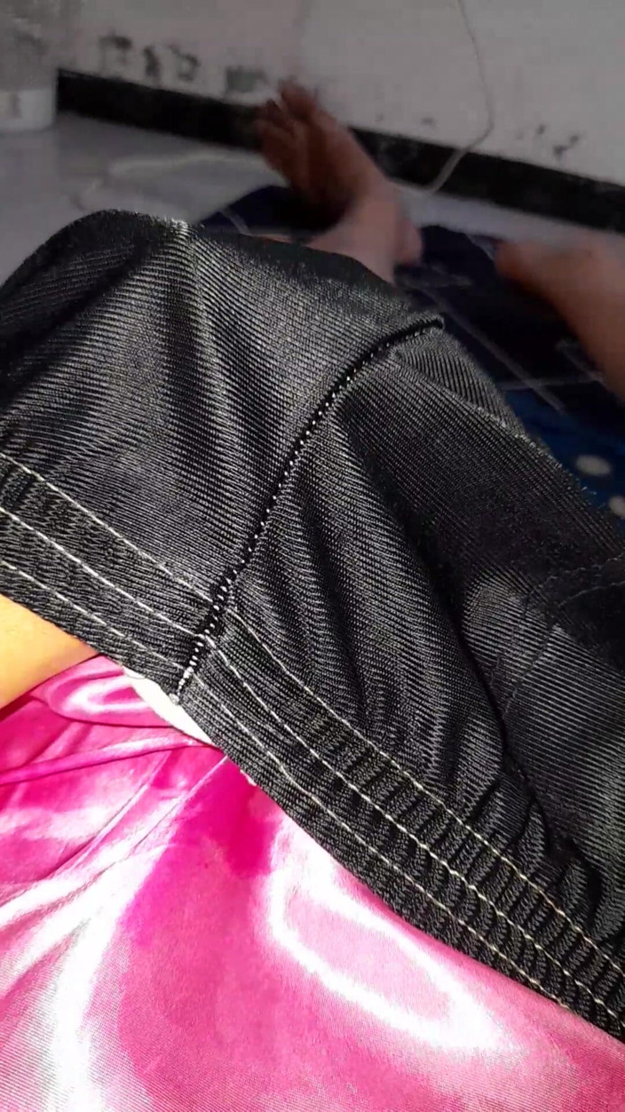 Naomisinka: Bär satinrosa underkläder inuti shorts och kommer in i det
