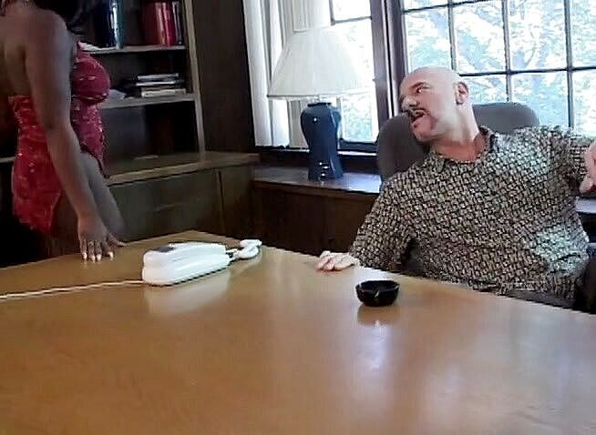 Black Jass: Чорношкіра повія з великими цицьками розставляє ноги і отримує анальне буріння