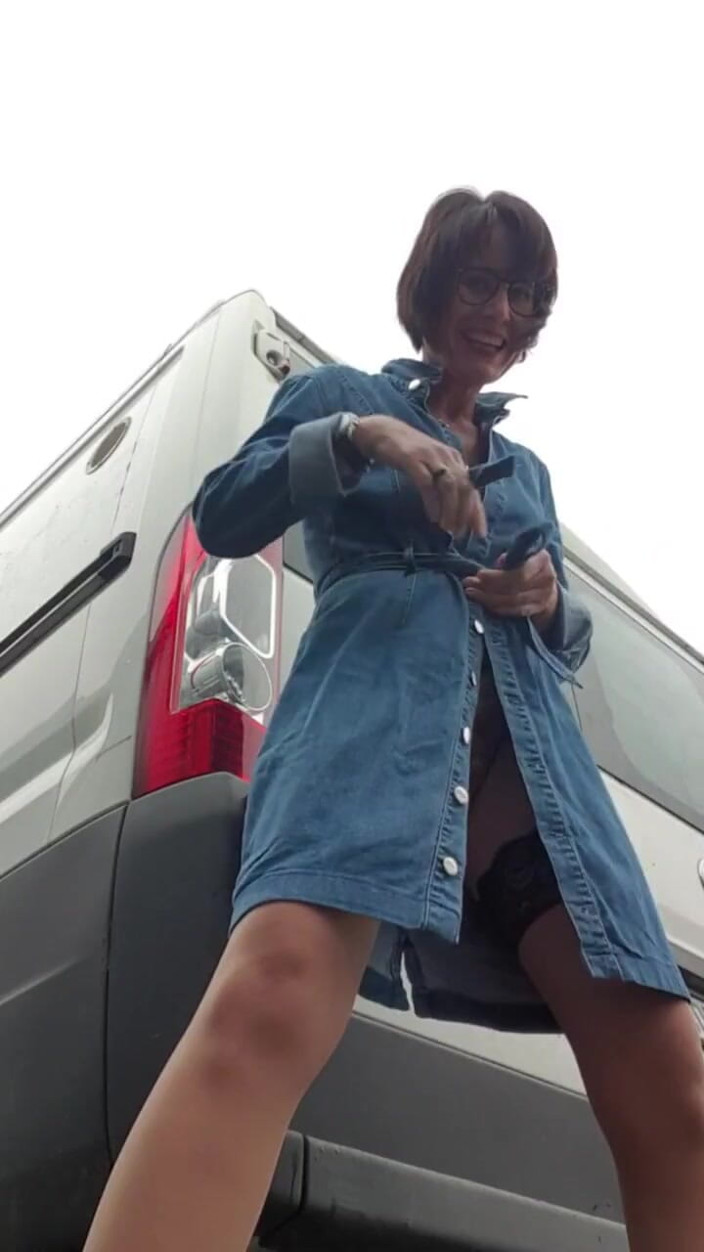 JulieEroticDress: Schizzi nel parcheggio