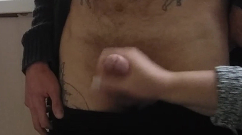 Zona901: Elle me branle la bite pendant une pause fumée n ° 4