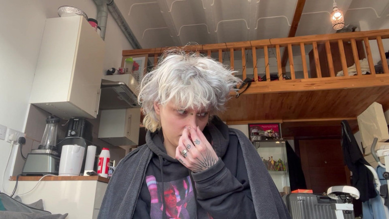 Glitterqueen1999: 可爱的哥特在连帽衫里抽一个 Cig 没有化妆