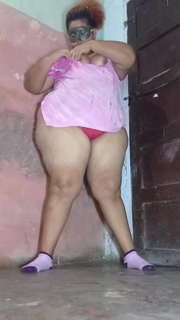 Gordita Culo Rico: 裸体妈妈在院子里洗澡。