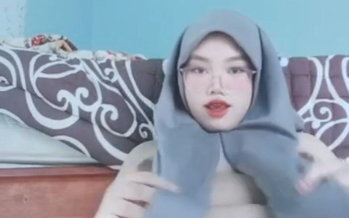 Jilbab69: Masturbação de uma menina Jilbab com tesão faz com que...