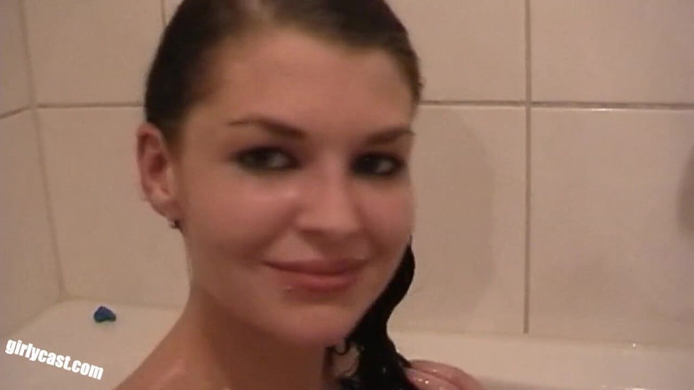 Girlycast: Nicole po raz pierwszy z kobietą