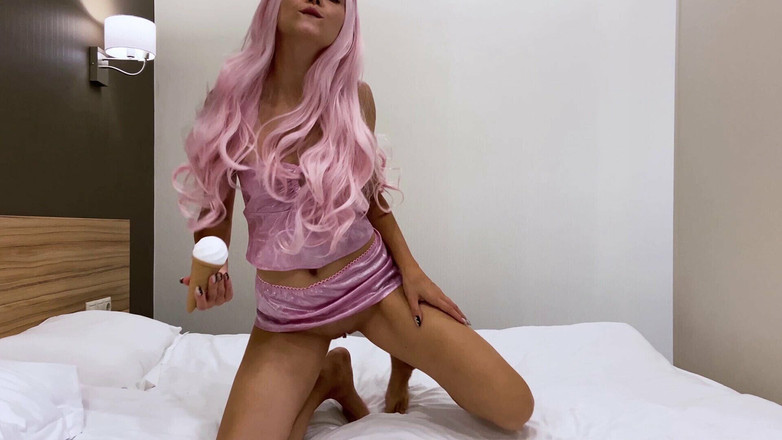 My Little Betsy: Naplnil její ústa spermatem! Mladý pár šuká a testuje novou sexuální hračku.