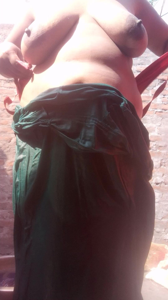 Sadia vabi: Hermosa chica universitaria se masturba en su coño