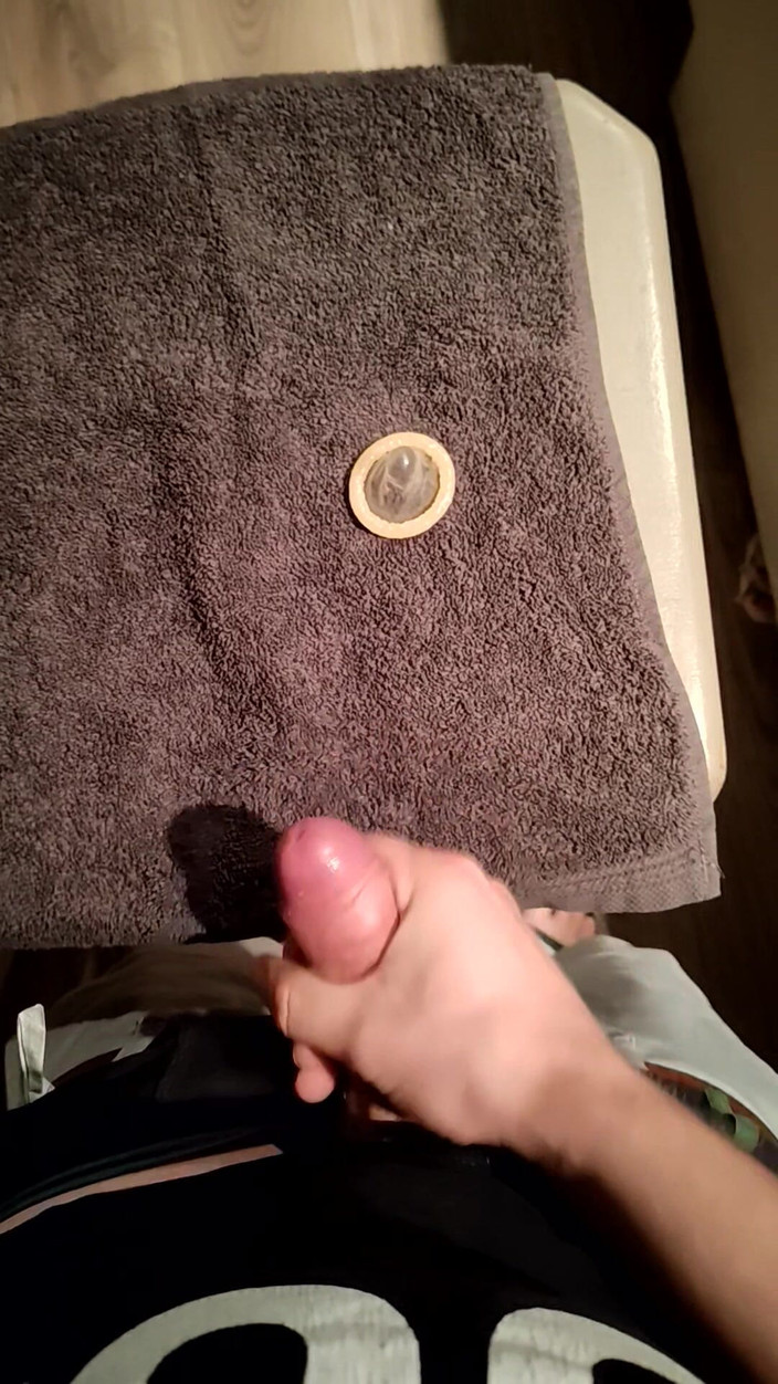 LcDream: Kleiner Schwanz Kommt Auf Barhocker in Kondom