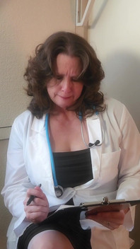 Pełna scena! Seksowny dojrzały lekarz MILF bada młodego mężczyznę i jego zakrzywionego kutasa