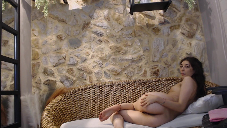 Adhara Hamilton: Tanzender Sex, Muschi-show, Masturbation