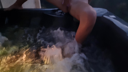 TheloveStory: Bujna nastolatka masturbacja cipki do orgazmu w jacuzzi