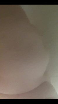 Bbw speelt onder de douche
