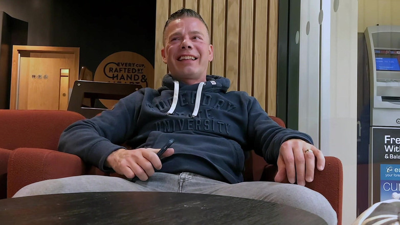 NakedFoxx: Odvážil se vyhonit si v rušné kavárně - intenzivní veřejné stříkání