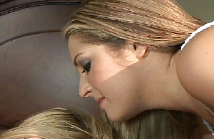 CBD Media Interracial: Dvě mladé blonďaté studentky s dokonalými pysky dostaly zatemněný těsný...