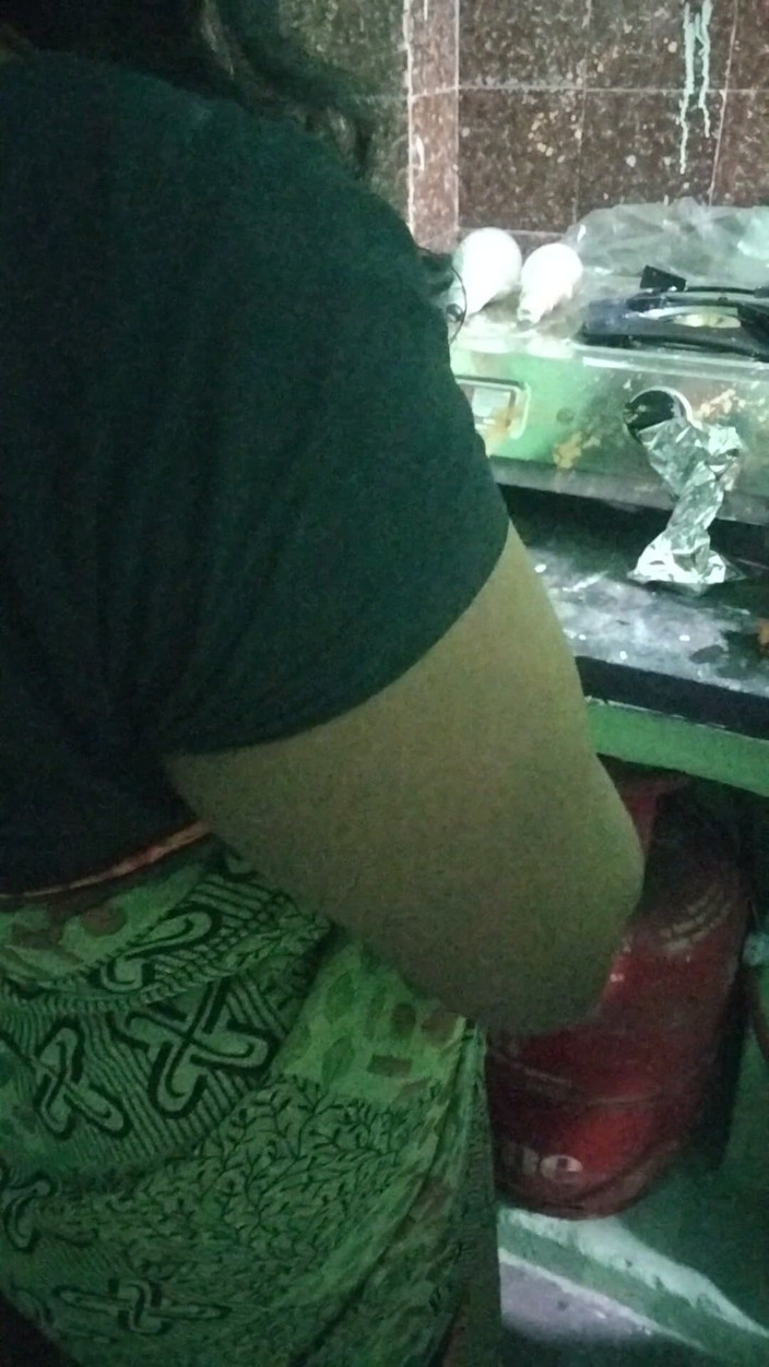 Tamil lesbian: 穿着纱丽服的新阿姨说话