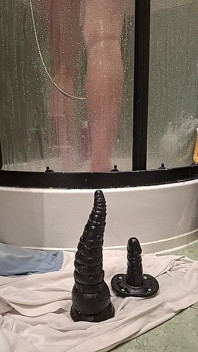 Ich Wasche Meinen Dildo Und Mich Selbst Sehr Gründlich