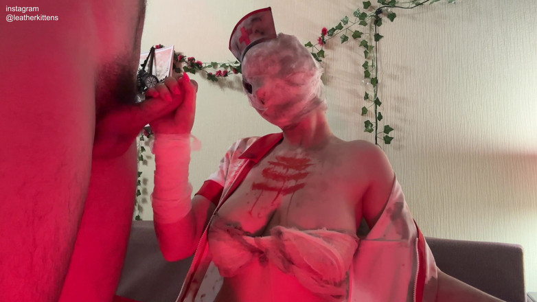 leathers_kittens: साइलेंट हिल की एक नर्स हैलोवीन पर जश्न मनाने के लिए मेरे घर आई