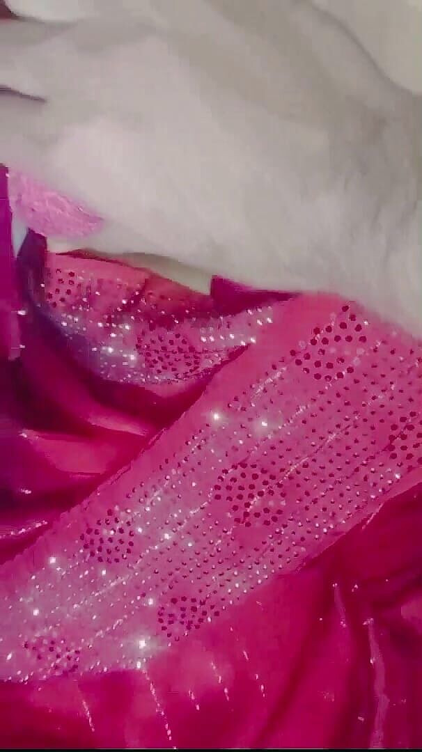 Nilimaxhot: Nilima má těsnou kundičku ošukanou velkým černým pérem, když její manžel...