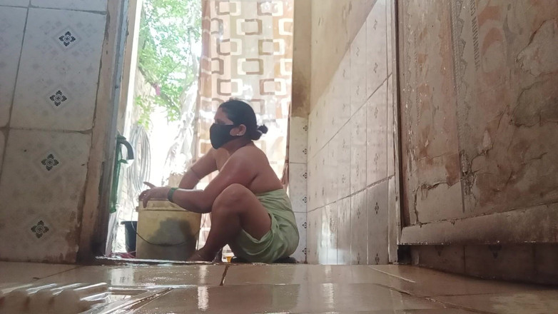 Desi_bhabhi121: Banyoda açık video ile seks yengesi
