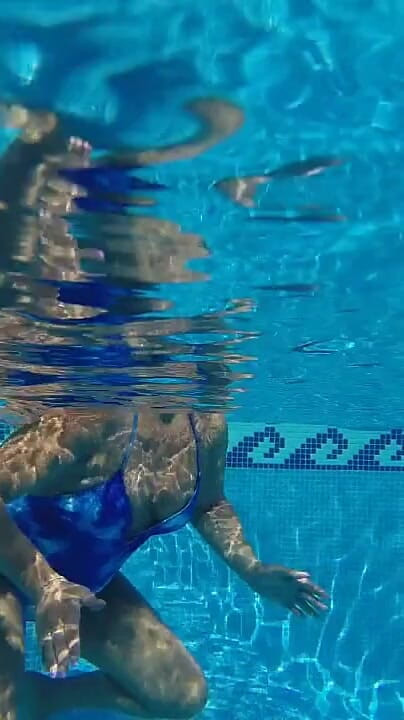 SweetSusi: Mit Neuem Badeanzug Im Pool