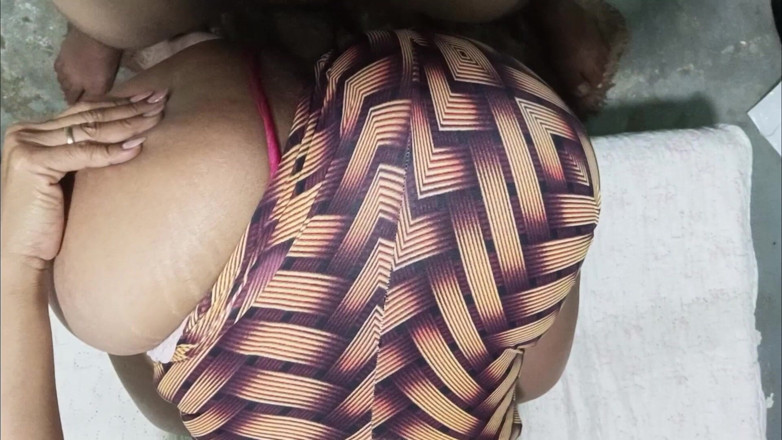 anal_queen_amateur: Une MILF se fait étirer le cul par un homme avec...