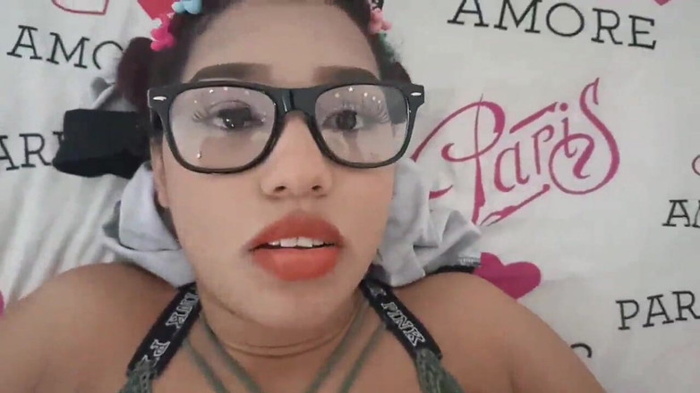 Pikaa6: 18letá brunetka s velkými povislými prsy z New Yorku ve...