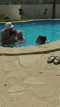 Orgie MFFFF dans la piscine