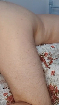 Bini femdom mendorong palam punggung panjang 30cm jauh dalam suami banci semasa memberikan handjob