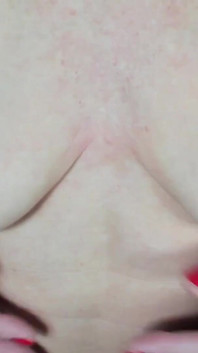 Uñas rojas juegan con las tetas