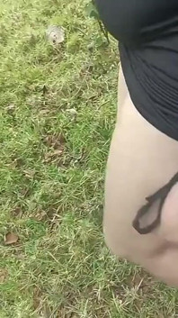 Latina En El Bosque Con Su Vecino Exhibiendo Su Culo Y Su Concha En Vestido Y Tangas