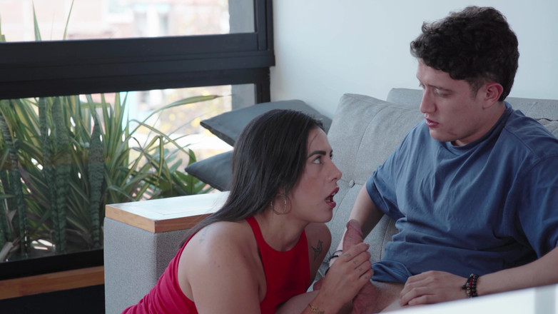 Kylei Ellish: 若いラテン系の大きな尻のミルフが結婚記念サプライズで夫とセックス