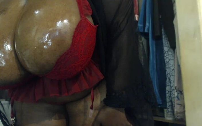 Legendary Booty Overdose: Madura culona provoca monstruosas tetas