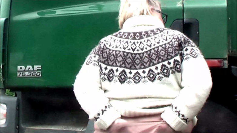 Lexie Cummings: Lorry Park fait pipi